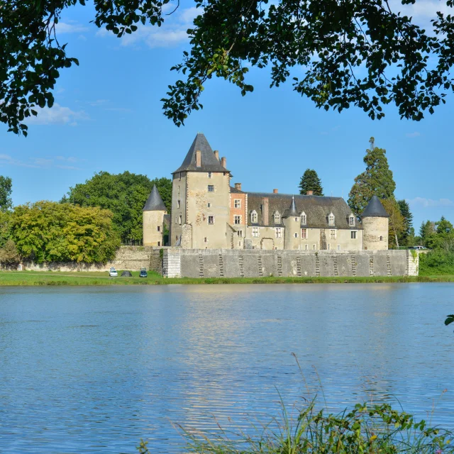 Chateau De La Chapelle Dangillon｜route Jacques Coeur 4