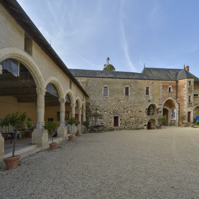 Chateau De La Chapelle Dangillon｜route Jacques Coeur 5