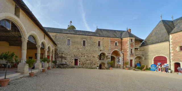 Chateau De La Chapelle Dangillon｜route Jacques Coeur 6