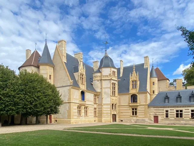 Château d'Ainay-le-Vieil, Logis Renaissance｜Arielle De la Tour d'Auvergne