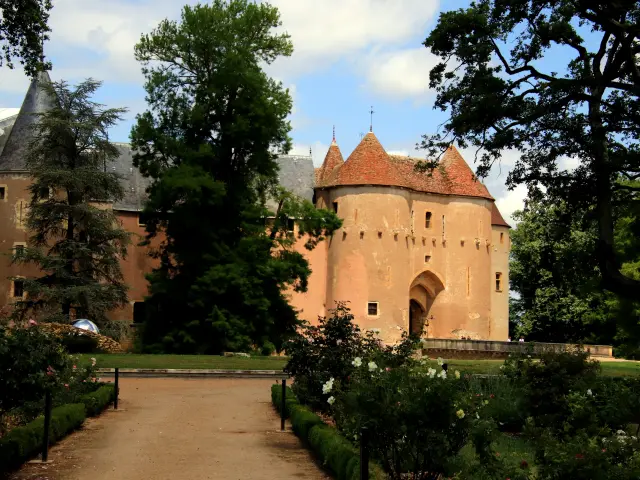 Chateau Ainay Le Vieil Joyau Medieval