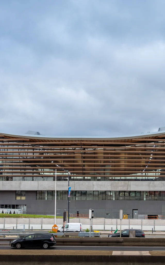 Saint-Denis, France - 31 octobre 2023: Vue extérieure du centre aquatique olympique construit pour les Jeux olympiques d'été de Paris 2024