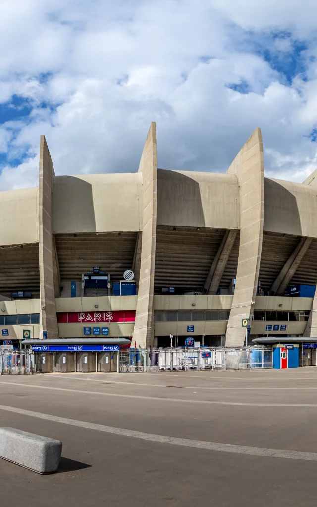 Paris, France - 18 mars 2024: Vue extérieure panoramique du Parc des Princes, stade français hébergeant le club de football du Paris Saint-Germain (PSG)