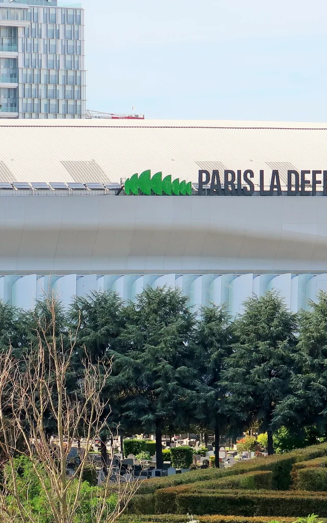 Bâtiment Paris La Défense Arena, salle de spectacle, de concert et de sport, stade indoor accueillant les jeux olympiques de 2024, à Nanterre – septembre 2023 (France)