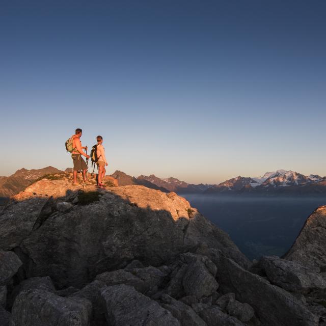Coucher du soleil au sommet de la Pierre Avoi avec vue sur les Alpes