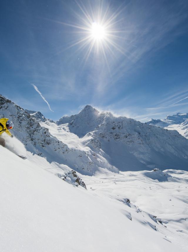Ski freeride au Mont-Gelé avec vue sur le Bec des Rosses, la Chaux, le massif des Combins.