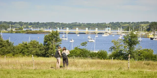 2 jeunes femmes font de la randonnée et regardent l'estuaire de la Vilaine à Camoël