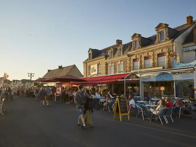 Balade en fin de soirée dans le centre ville de La Turballe