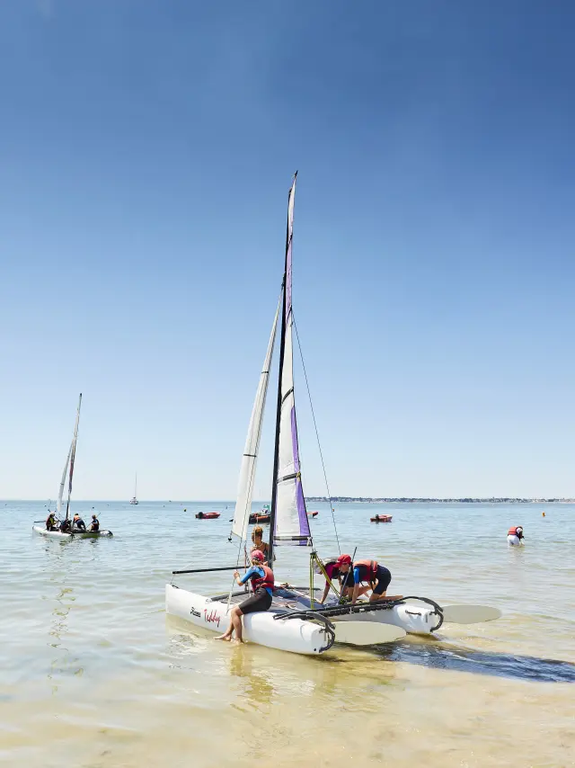 Vue sur un catamaran dans la plage de La Baule