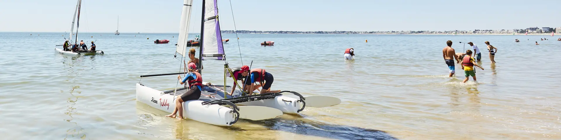 Vue sur un catamaran dans la baie de La Baule