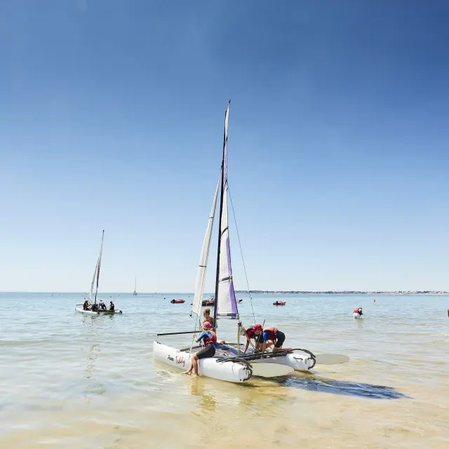 Vue sur un catamaran dans la plage de La Baule