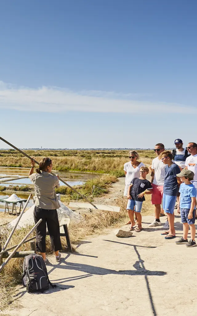 Groupe qui fait une visite guidée dans les Marais salants de Guérande