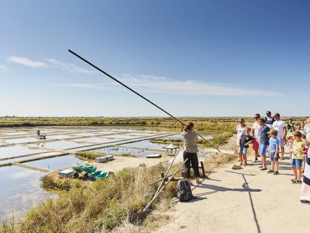 Groupe qui fait une visite guidée dans les Marais salants de Guérande