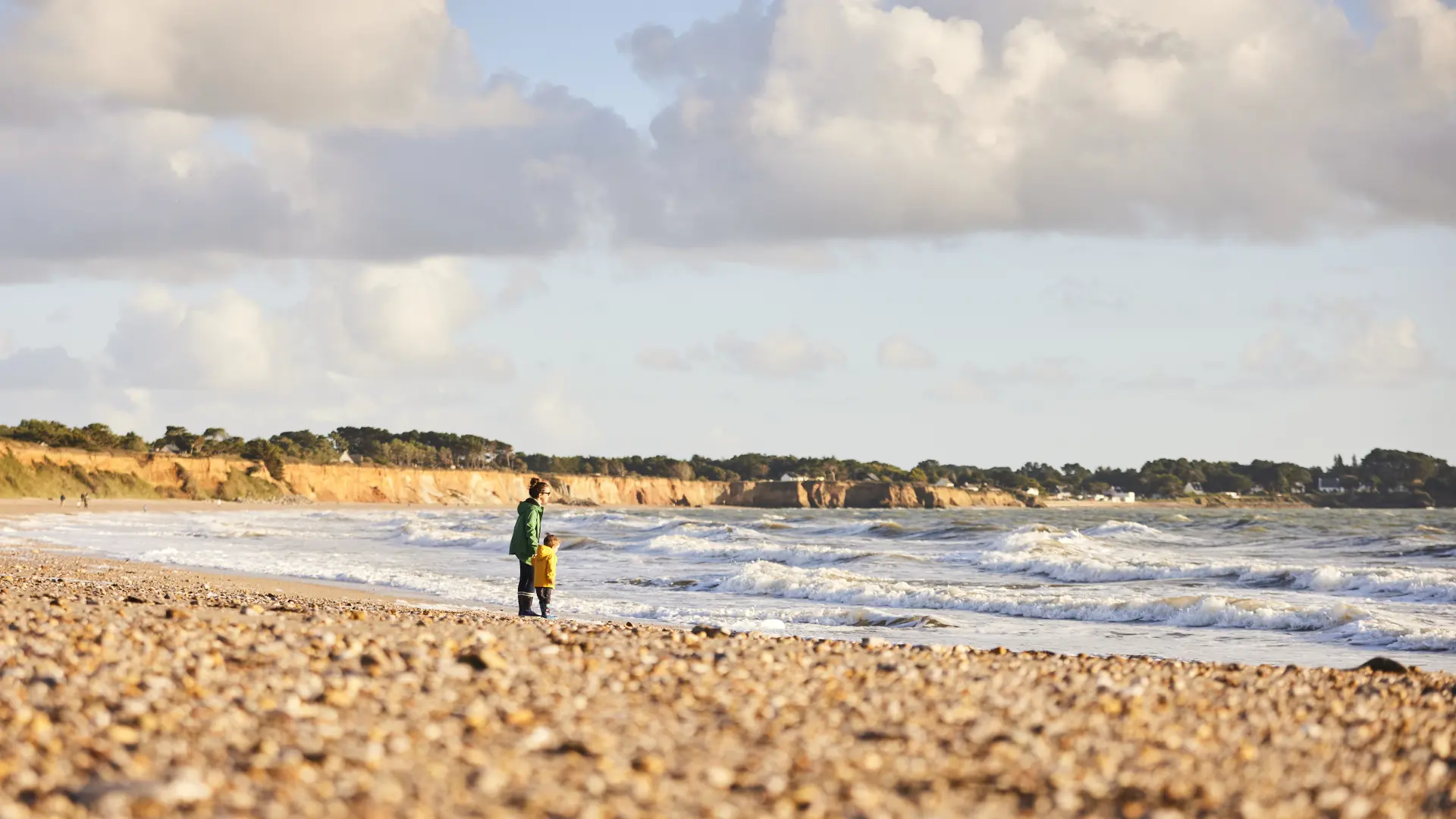 Une maman et son petit garçon regardent la mer sur la plage de la Source à Pénestin