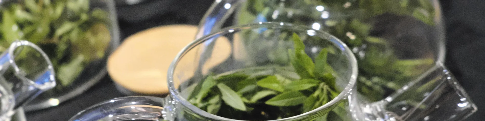 Plusieurs tisanières avec herbes fraiches posées sur une table