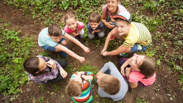 Vue D Angle Eleve Des Amis Sur Les Plantes Min