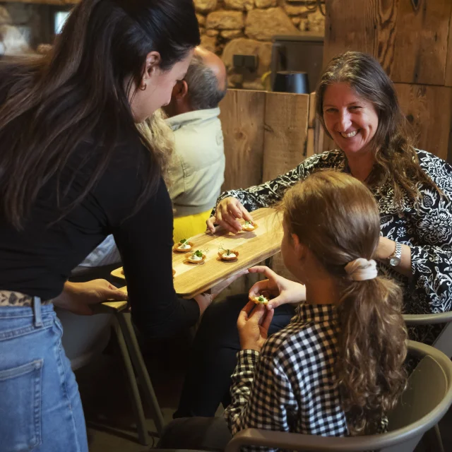 Démonstration culinaire avec deux adultes et une fillette qui déguste une bouchée