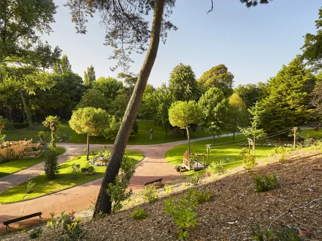 Le Parc des Dryades avec des rayons du soleil à la Baule