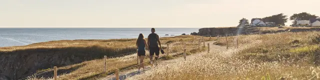 2 personnes marchent sur le GR34, le long de la côte sauvage au Pouliguen