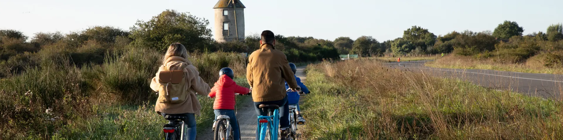 Saint-Molf - Vélos dans les marais salants