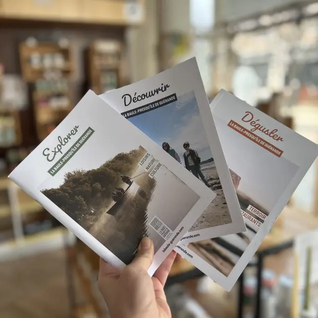 Main tenant les 3 brochures de l'Office de tourisme
