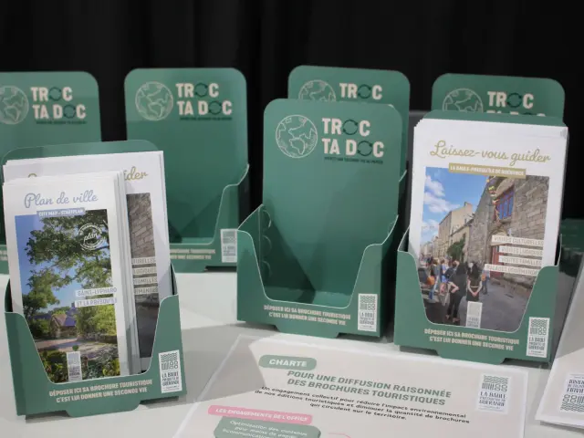 Présentoirs Troc ta doc avec des brochures de l'office de tourisme