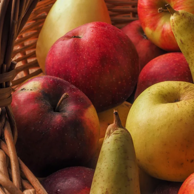 Panier de pommes et poires