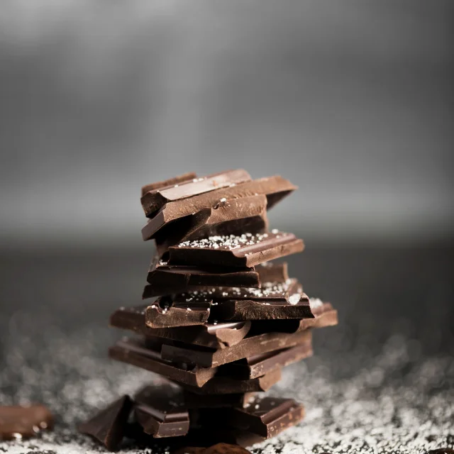 Carreaux de chocolats superposés et sucre glace