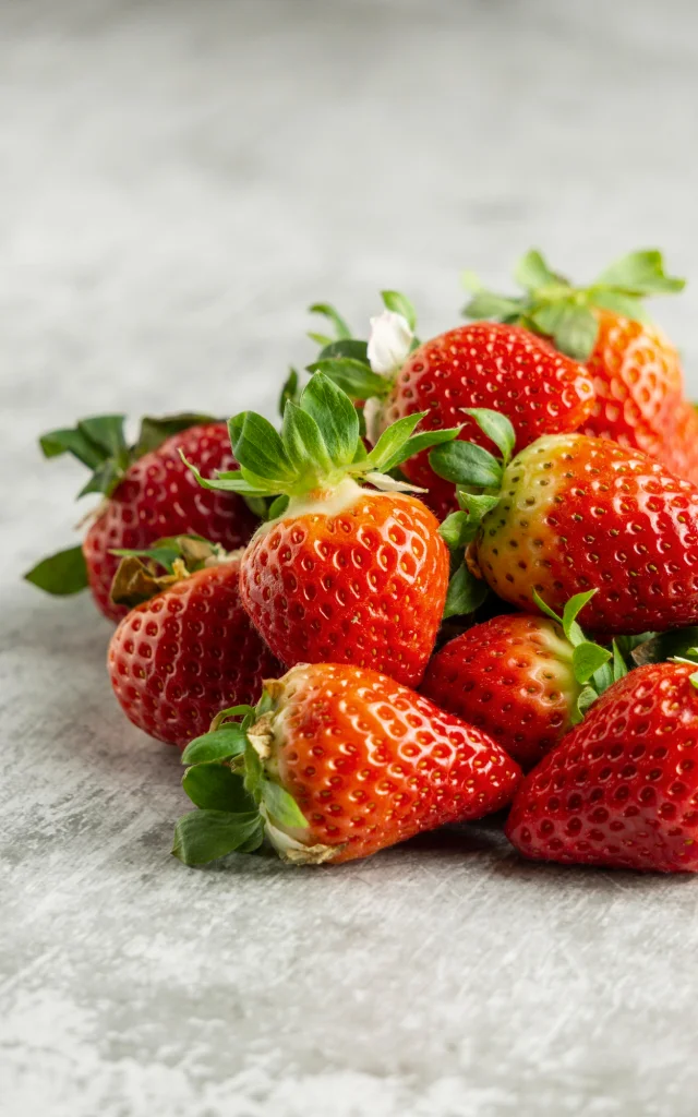 Tas de fraises mures sur une table