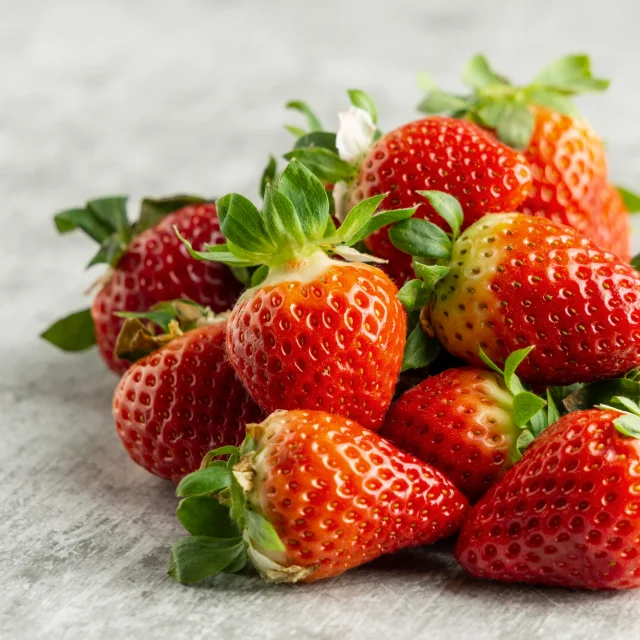 Tas de fraises mures sur une table