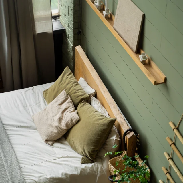 Vue plongeante sur lit, oreillers et coussins