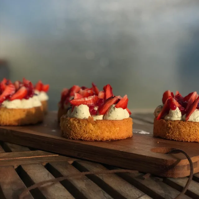 Sablé breton romarin, ganache basilic et fraises - Dîners Robinson