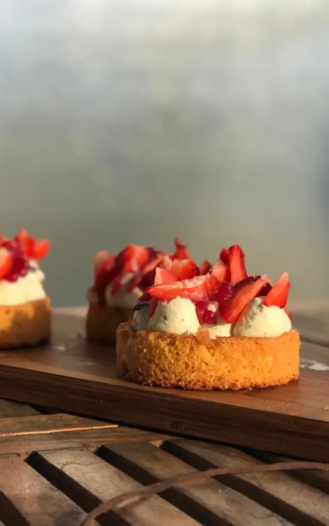 Sablé breton romarin, ganache basilic et fraises - Dîners Robinson