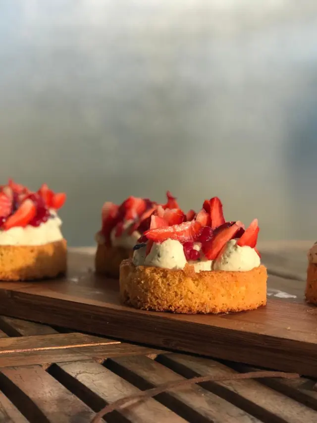 Sablé breton romarin, ganache basilic et fraises - Dîners Robinson