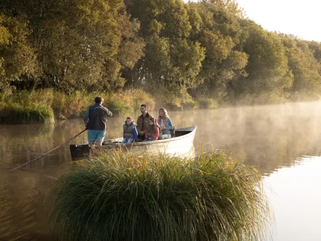 Famille qui fait une balade en barque en brière