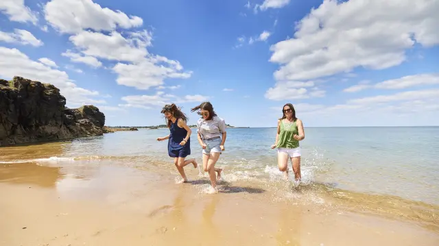 Mädchen, die ins Meer laufen in Assérac