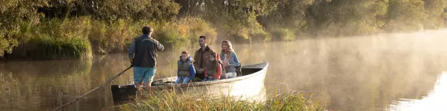 Famille qui fait une balade en chaland à Saint-Lyphard
