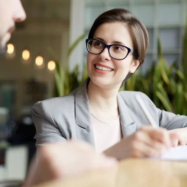 Frau, die sich mit einem Mann unterhält