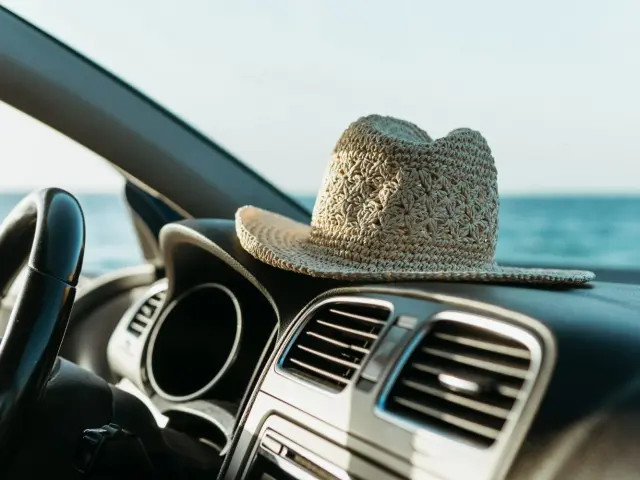 Chapeau posé dans l'habitacle d'une voiture