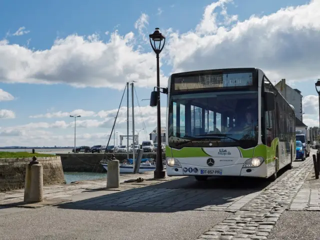Bus Lila Presqu'île circulant près d'un port de plaisance