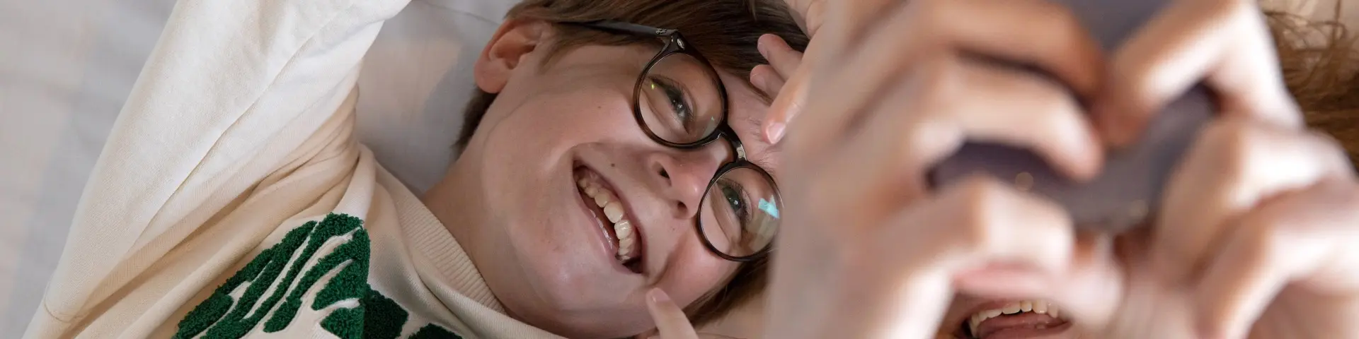 Enfants sur un lit qui rigolent