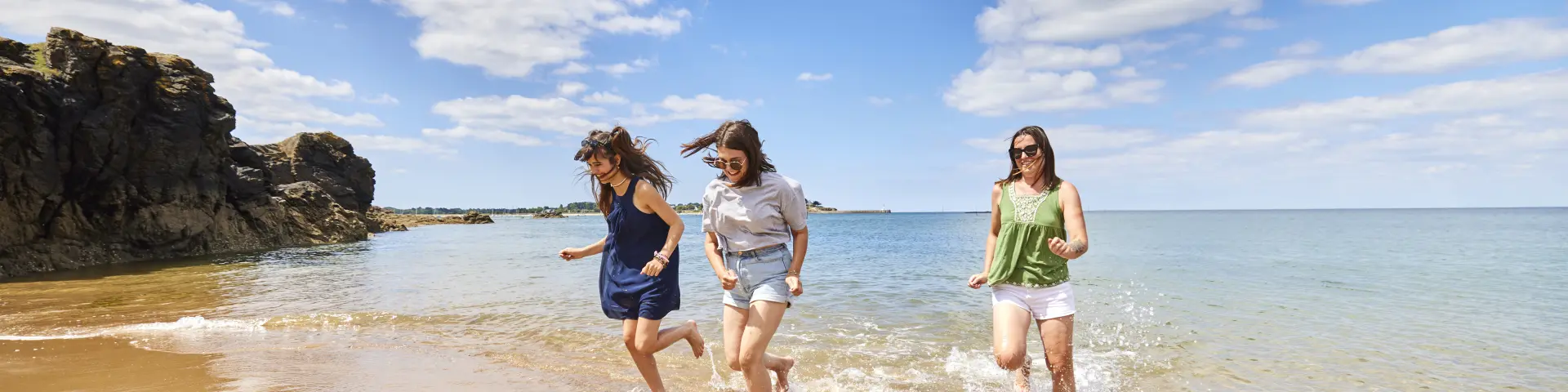Filles qui courent dans la mer à Assérac