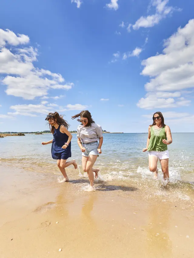 Filles qui courent dans la mer à Assérac