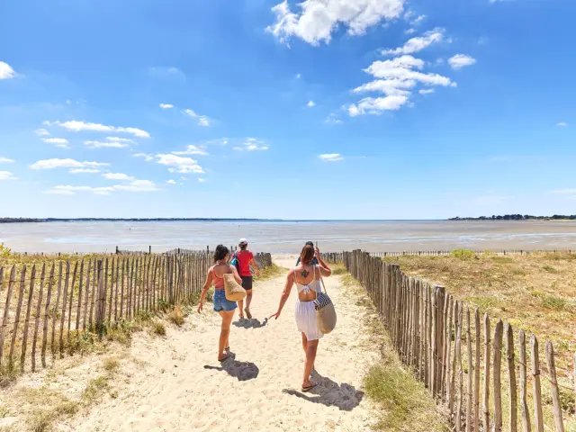 Famille qui se rend à la plage d'Assérac