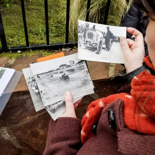Personne tenant dans la main des photos anciennes