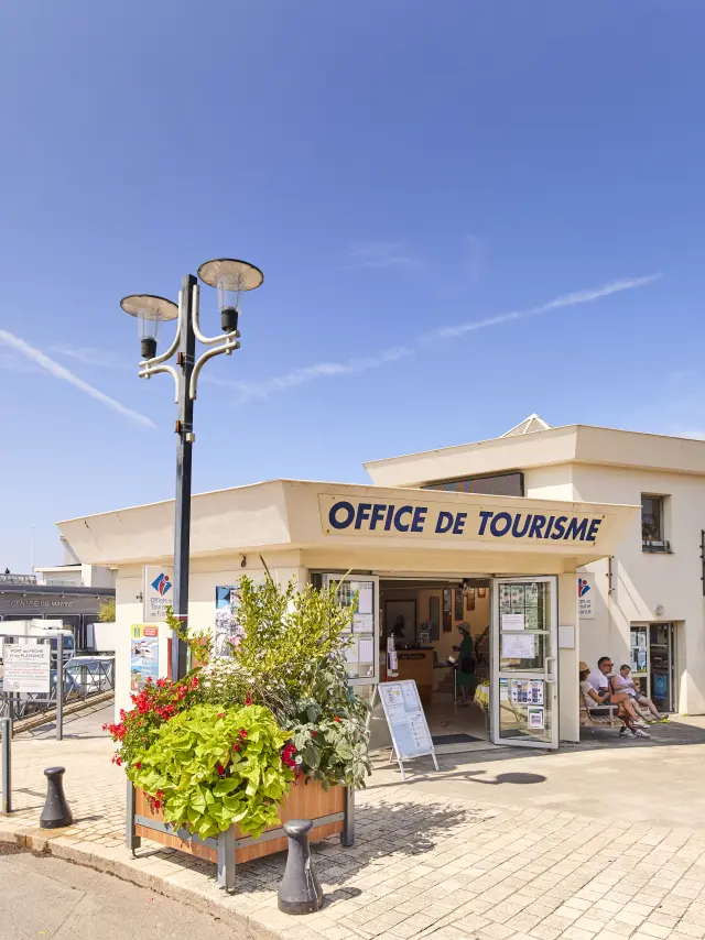 Photo de la devanture de l'Office de Tourisme de La Turballe