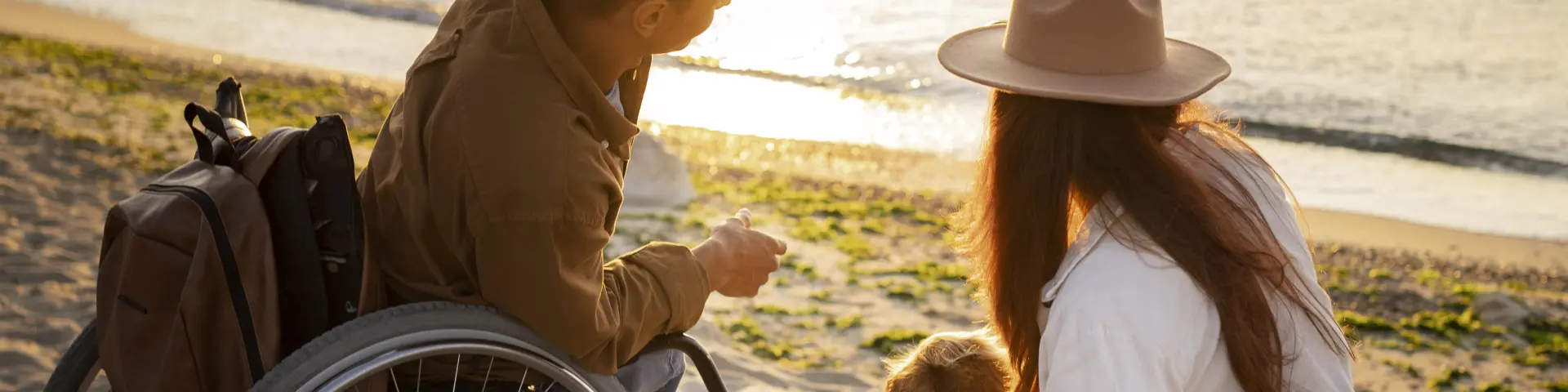 Couple regardant la mer