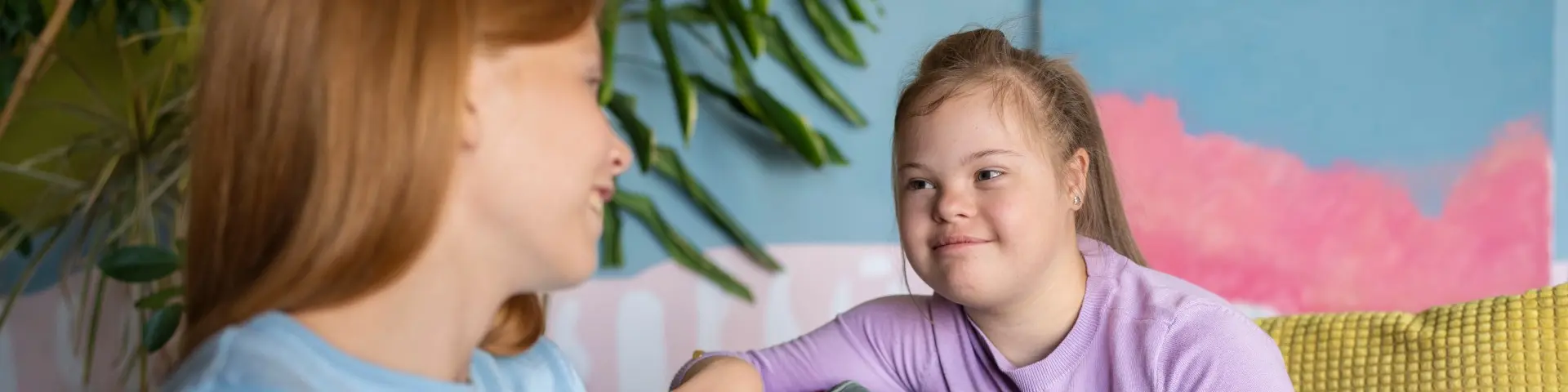 Jeunes filles qui discutent dans un café