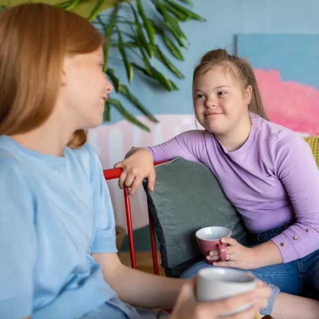 Jeunes filles qui discutent dans un café