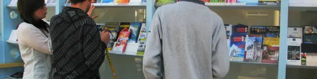 Personne en situation de handicap dans le bureau d'informations de La Baule